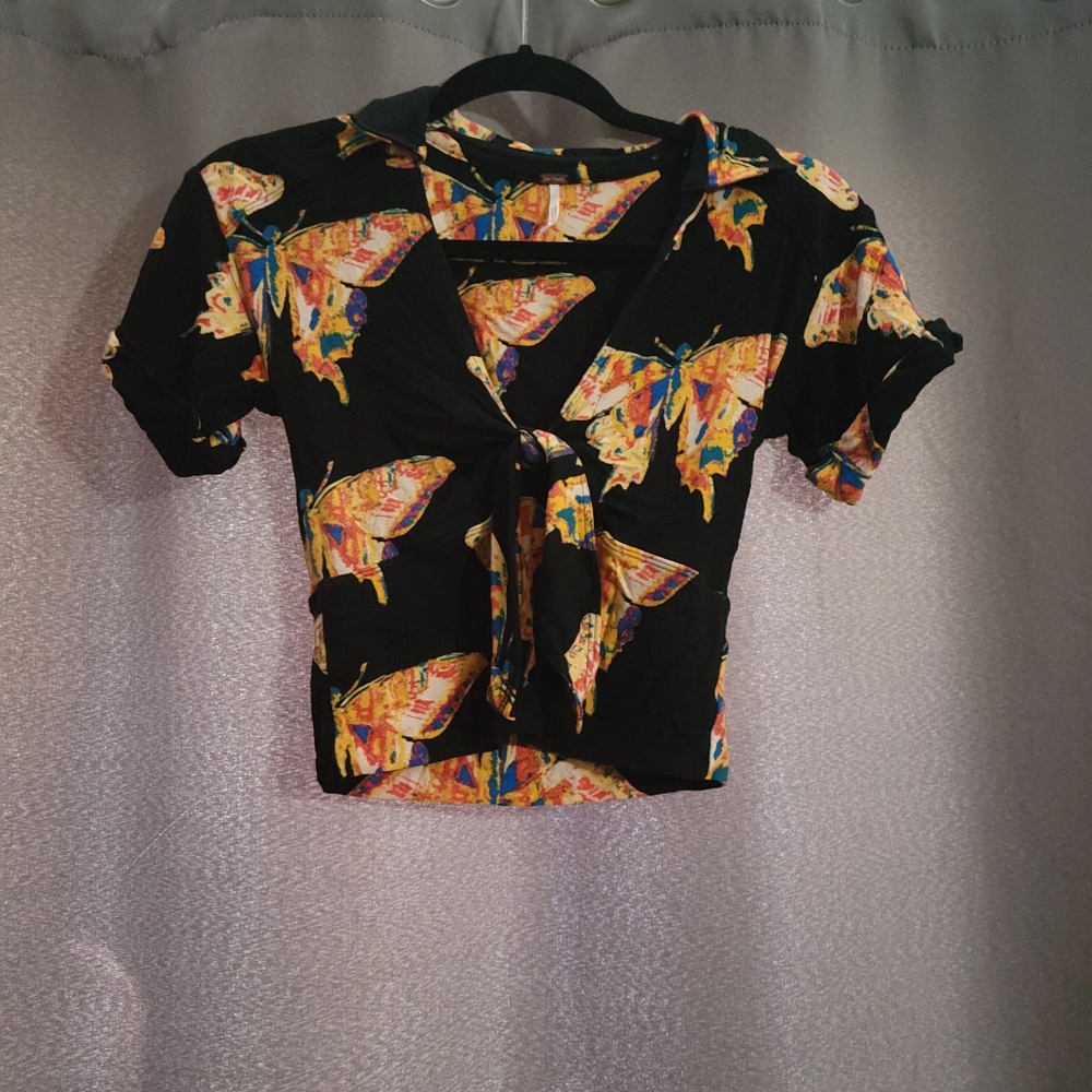Free People soft t-shirt with cut out knot tie in front. XS